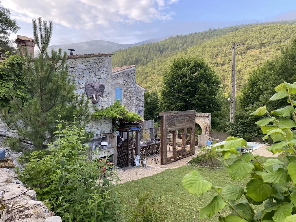 Hébergement Nature Provence -Montbrun les bains. Mont Ventoux Oasis Lou Garoun - photo 2